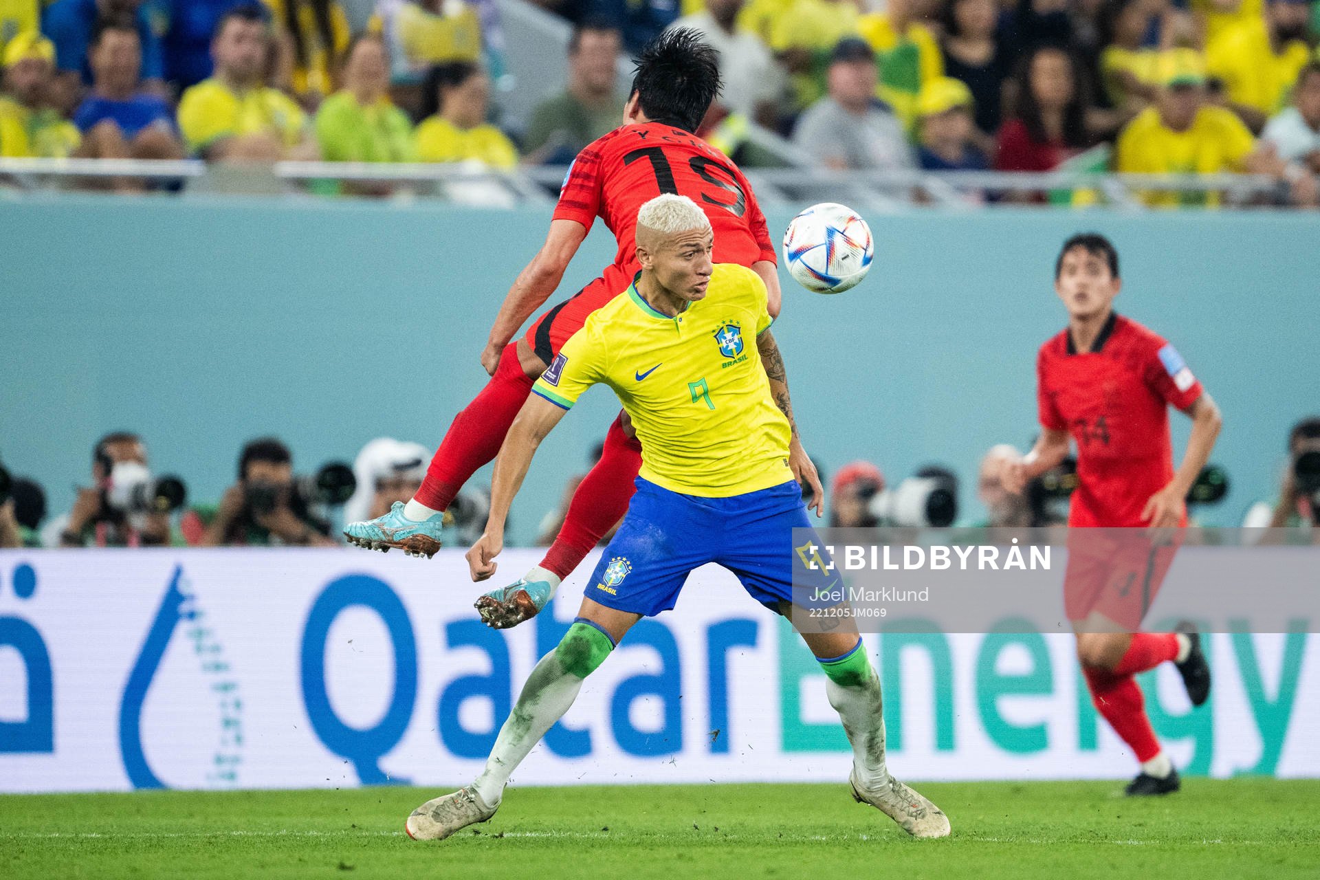 Younggwon Kim of South Korea and Richarlison of Brazil