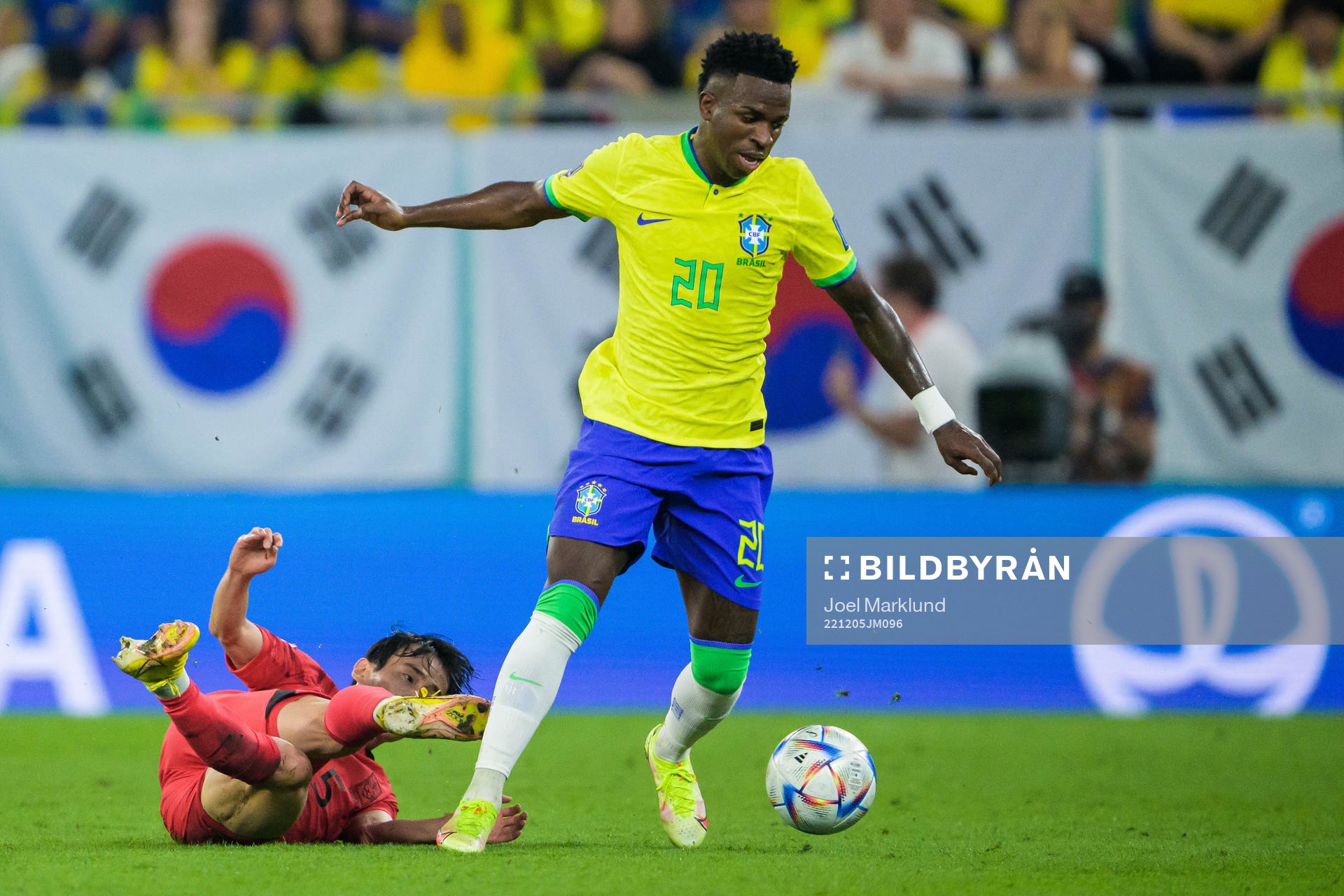 Moonhwan Kim of South Korea and Vinicius Junior of Brazil