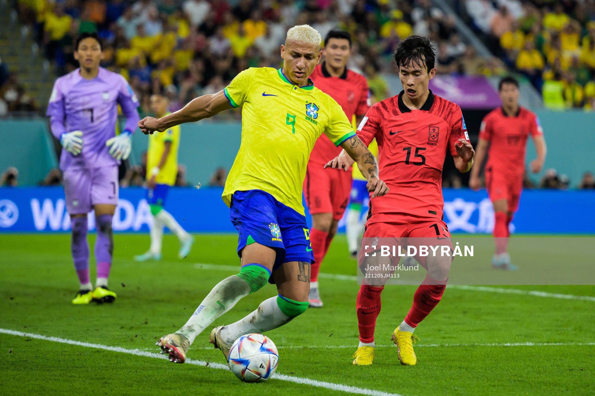 Richarlison of Brazil and Moonhwan Kim of South Korea