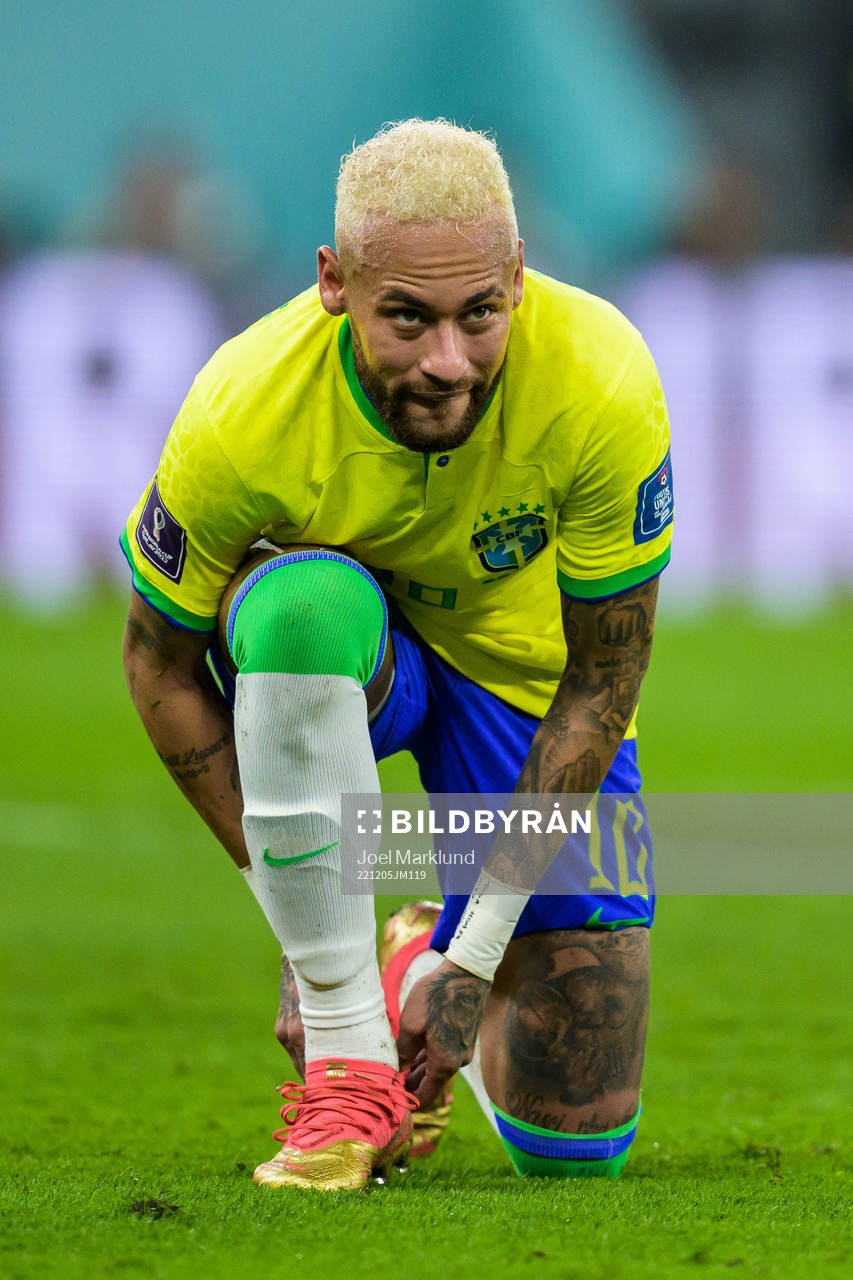 Neymar of Brazil ties his shoes
