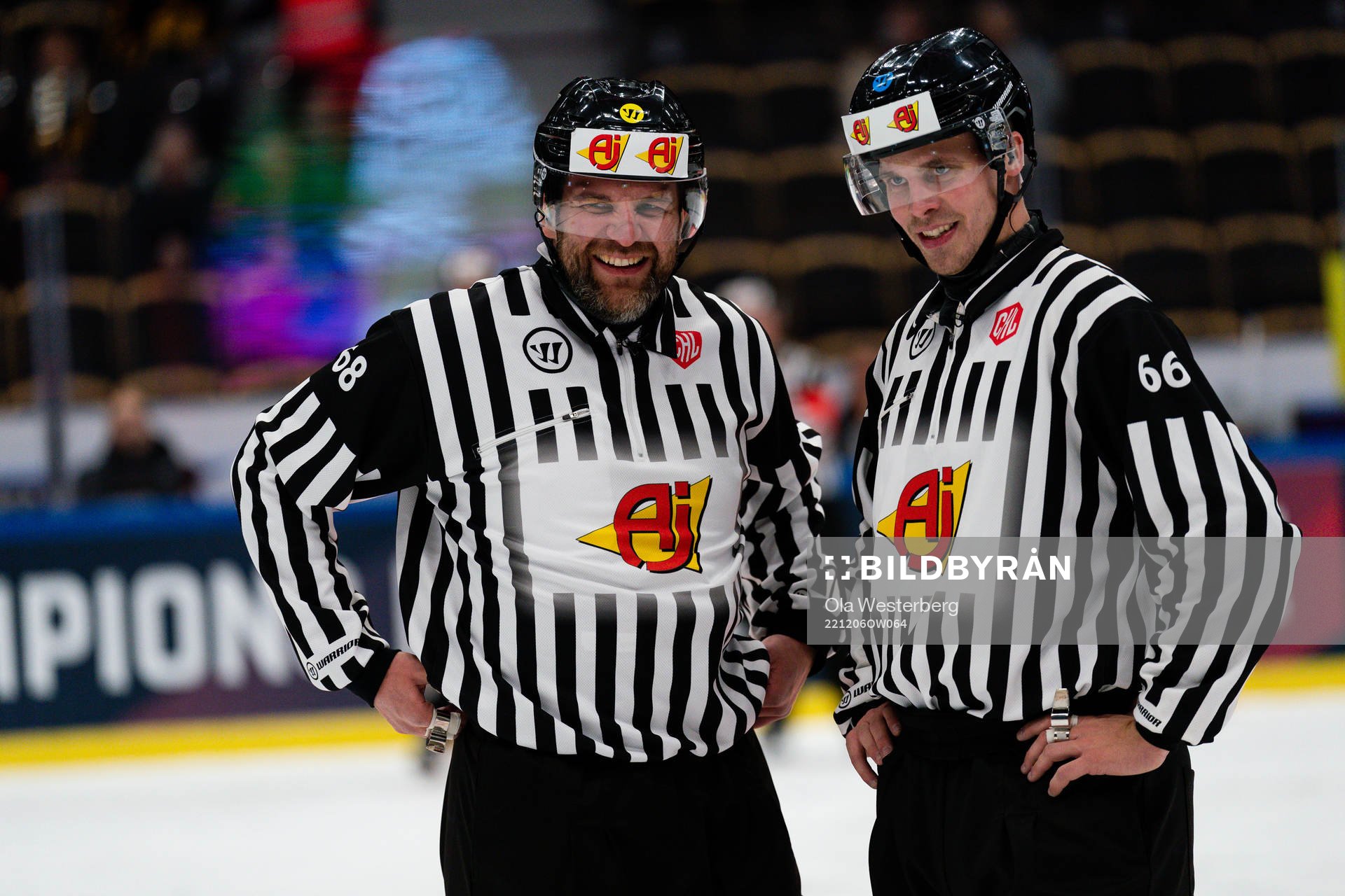 Linjedomare Emil Yletyinen och linjedomare Tobias Nordlander