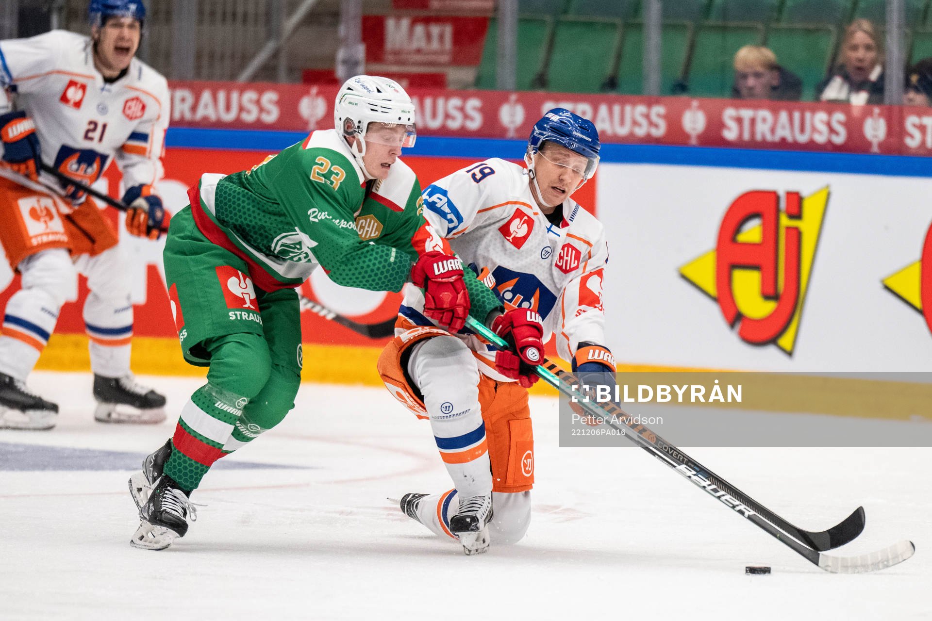 Oliver Tärnström of Rögle and Veli Matti Savinainen of