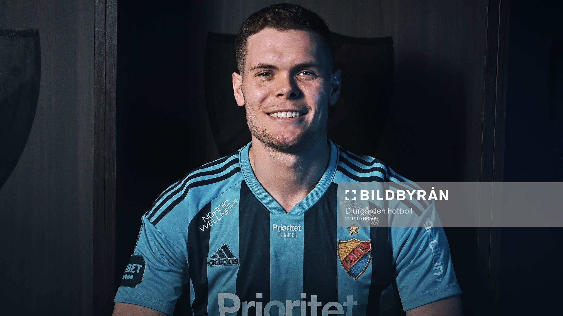 Jacob Bergström poserar för ett porträtt sedan han skrivit på ett treårskontrakt med Djurgården den 7 december 2022 i Stockholm.