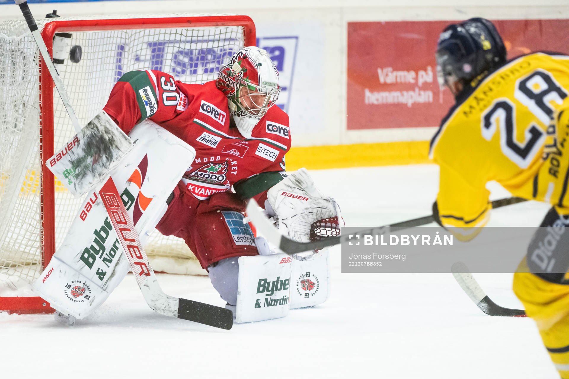 Modos målvakt Krister Gudlevskis och Södertäljes Emil