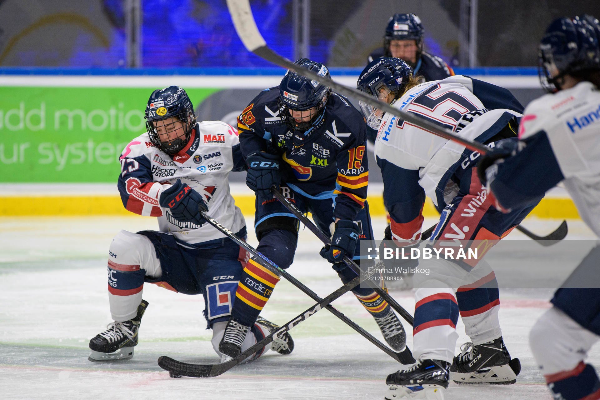 Linköpings Emma Pfeffer och Djurgårdens Julia Östlund