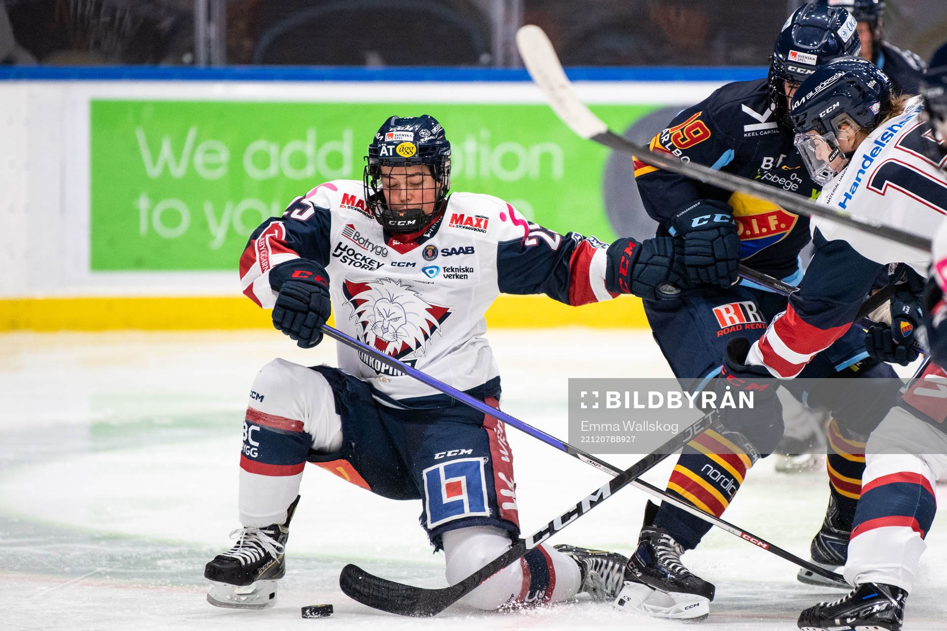 Linköpings Emma Pfeffer och Djurgårdens Julia Östlund