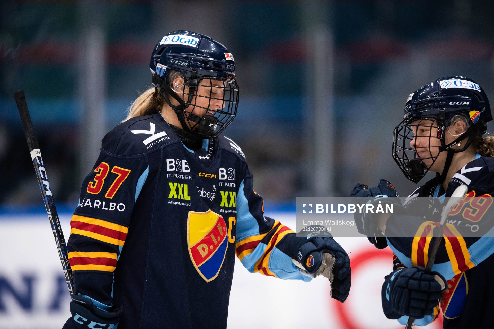 Djurgårdens Josefine Holmgren och Nicole Hall jublar