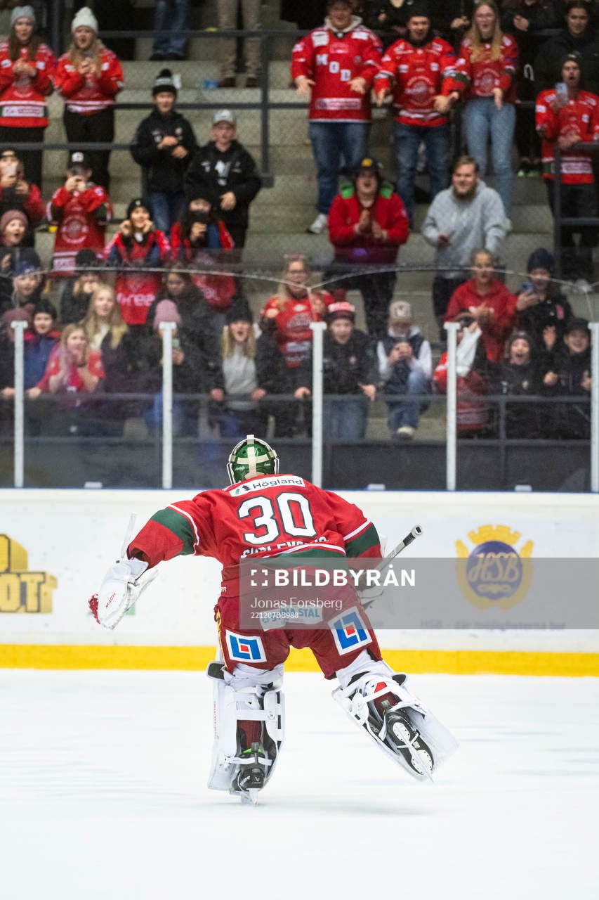 Modos målvakt Krister Gudlevskis jublar