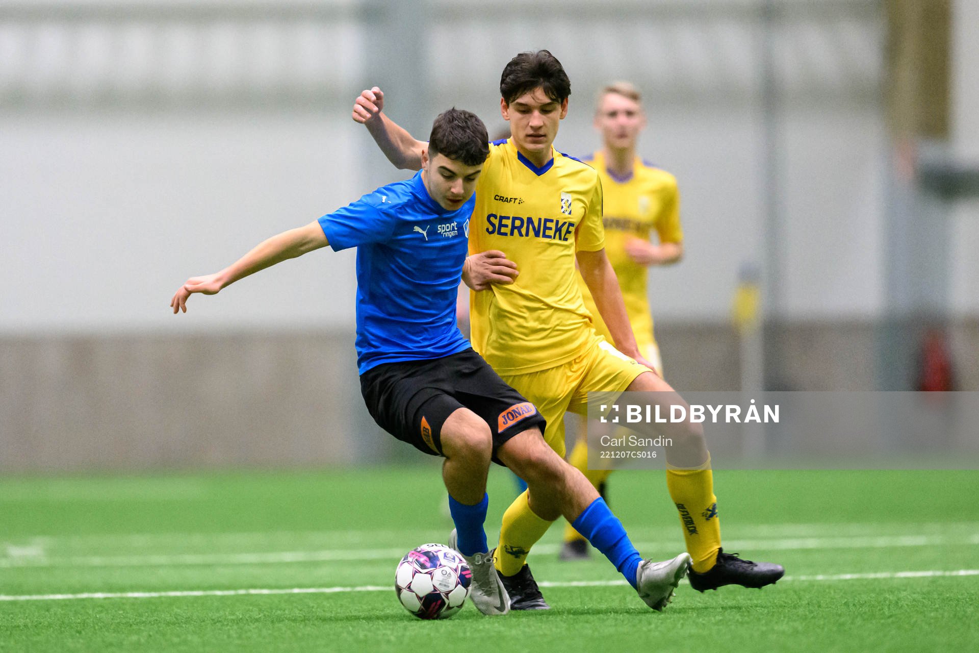 Halmstads Bleon Kurtulus och IFK Göteborgs Leon Dusi under fotbollsmatchen i Skandinaviska Mästerskapen mellan Halmstad och IFK Göteborg den 7 december 2022 i Borås.