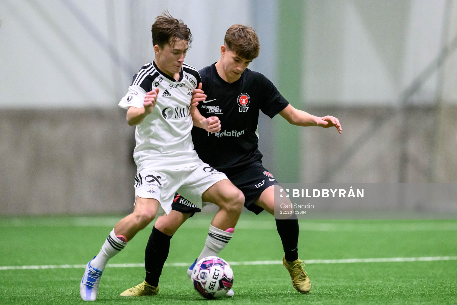 Rosenborgs Jesper Sunde och Midtjyllands Andreas Knak under fotbollsmatchen i Skandinaviska Mästerskapen mellan Midtjylland och Rosenborg den 7 december 2022 i Borås. 
