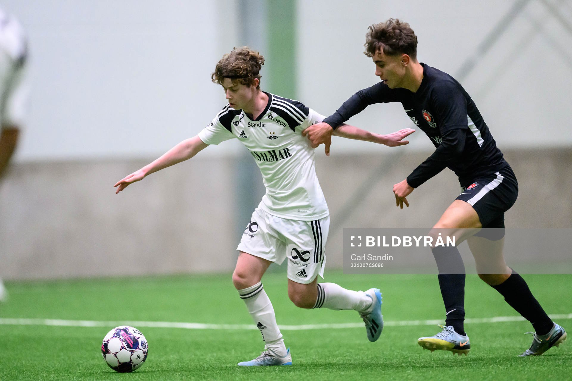 Rosenborgs Magnus Moen och Midtjyllands Daris Catak under fotbollsmatchen i Skandinaviska Mästerskapen mellan Midtjylland och Rosenborg den 7 december 2022 i Borås.