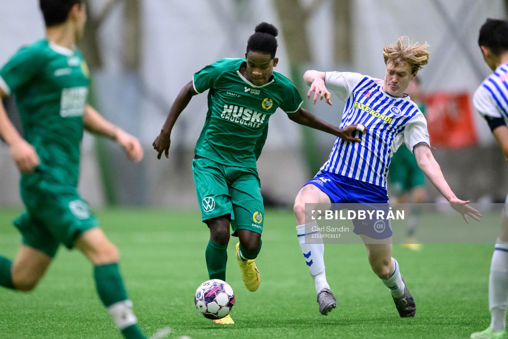 Hammarbys Dennis Asprilla Ponce och Odenses Julius Berthel Askou under fotbollsmatchen i Skandinaviska Mästerskapen mellan Odense och Hammarby den 7 december 2022 i Borås.