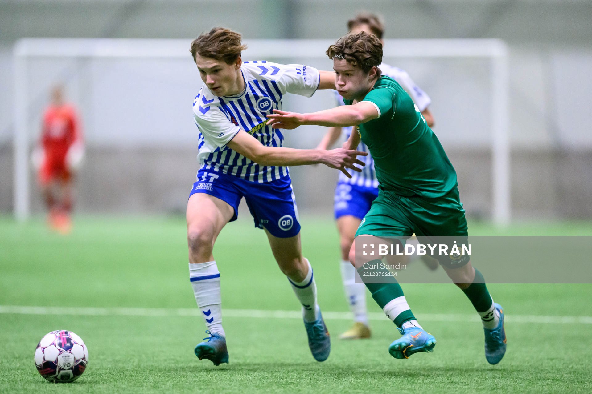 Odenses Vitus Friis och Hammarbys Gustav Andren under fotbollsmatchen i Skandinaviska Mästerskapen mellan Odense och Hammarby den 7 december 2022 i Borås.
