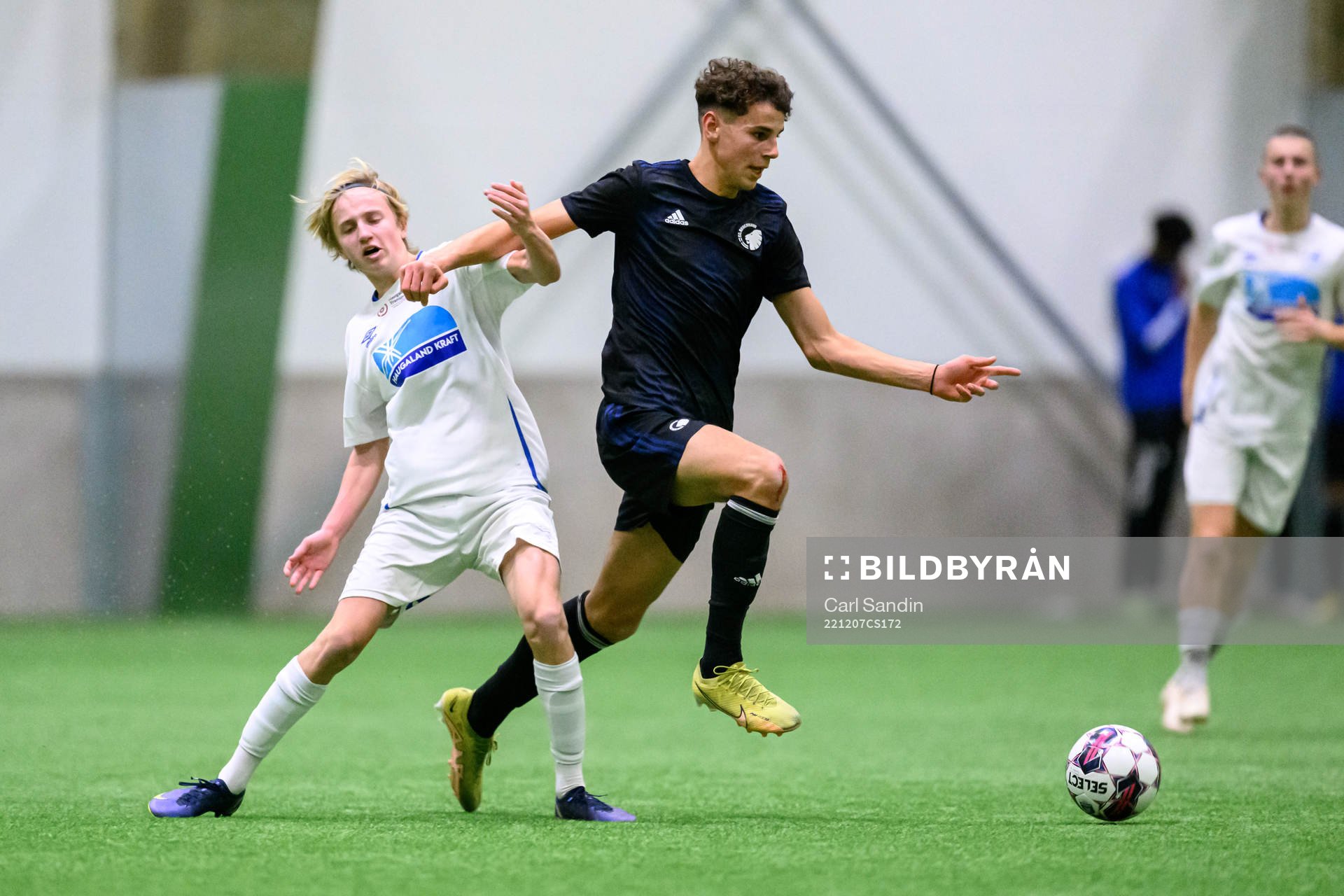 Haugesunds David Øren och FC Köpenhamns Amin Chiakha under fotbollsmatchen i Skandinaviska Mästerskapen mellan Haugesund och FC Köpenhamn den 7 december 2022 i Borås.