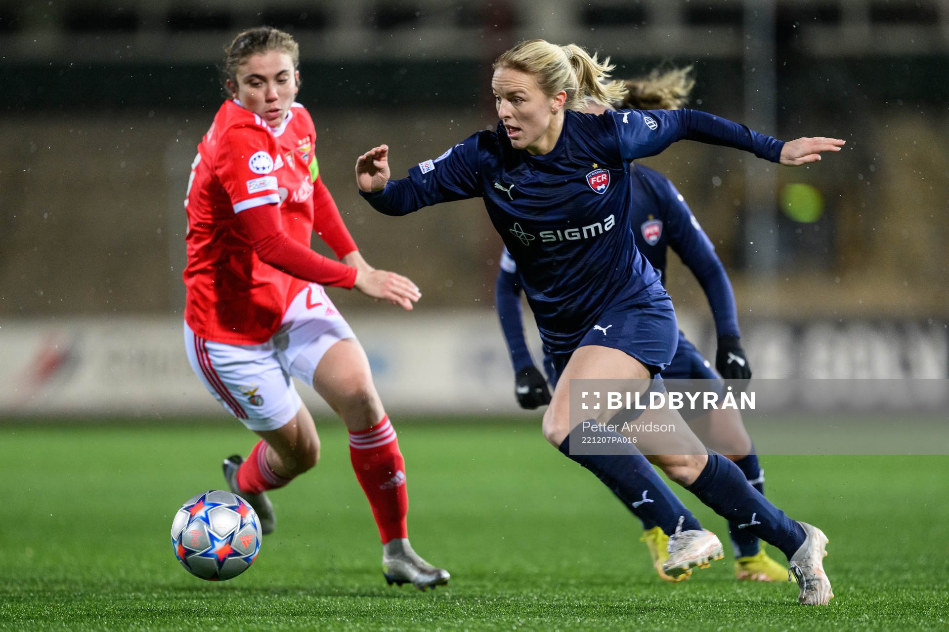 Pauleta of Benfica and Mimmi Larsson of Rosengård during the UEFA Women's Champions League football match between FC Rosengård and Benfica on December 7, 2022 in Malmö.