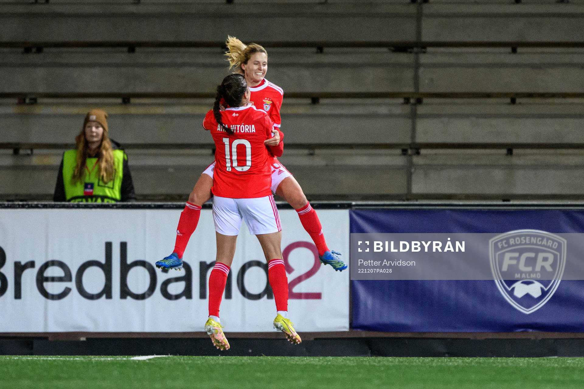 Cloé Lacasse of Benfica celebrates with Ana Vitoria