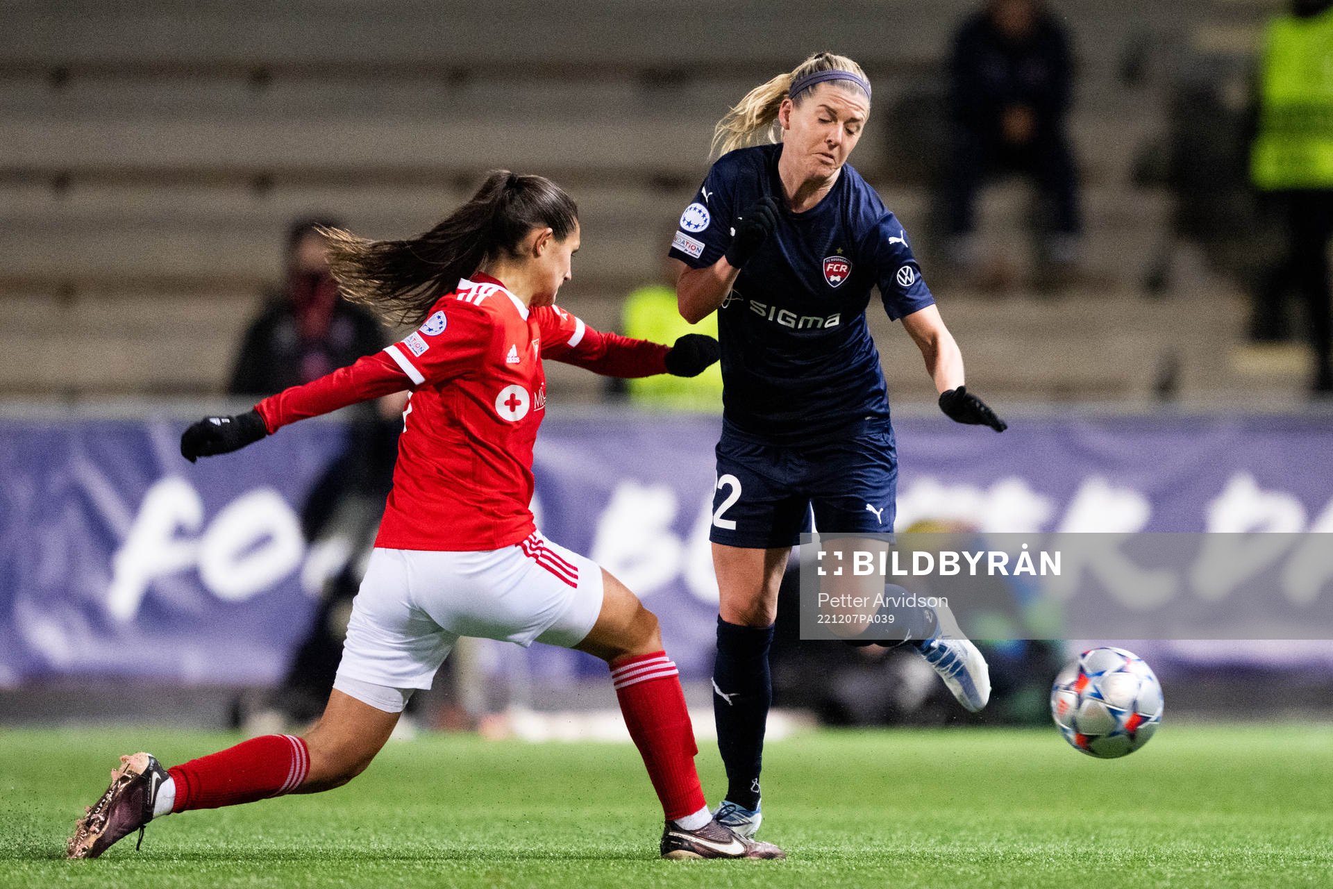 Ana Seica of Benfica and Olivia Schough of Rosengård