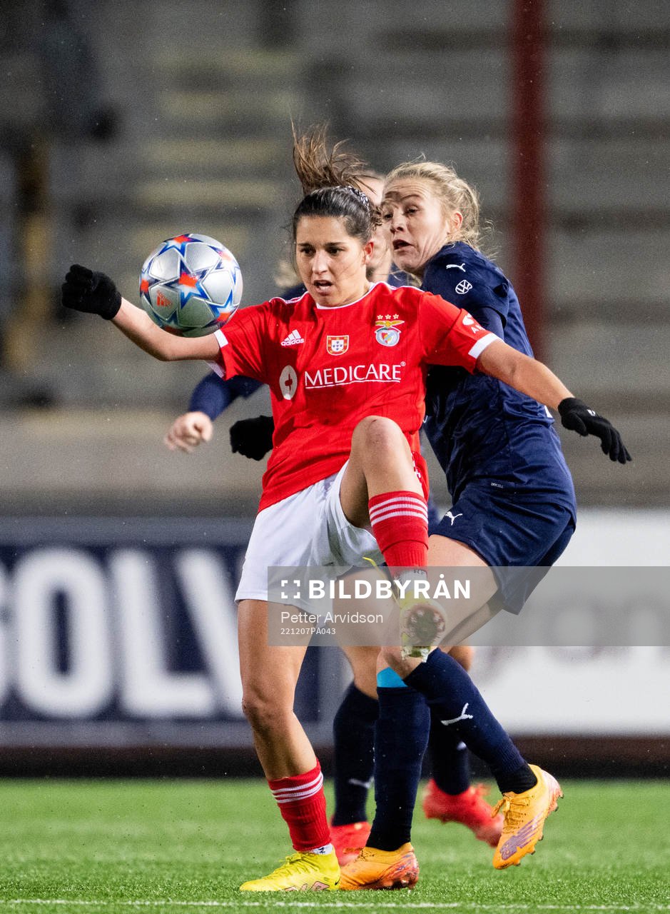 Francisca Nazareth of Benfica and Fiona Brown of Rosengård