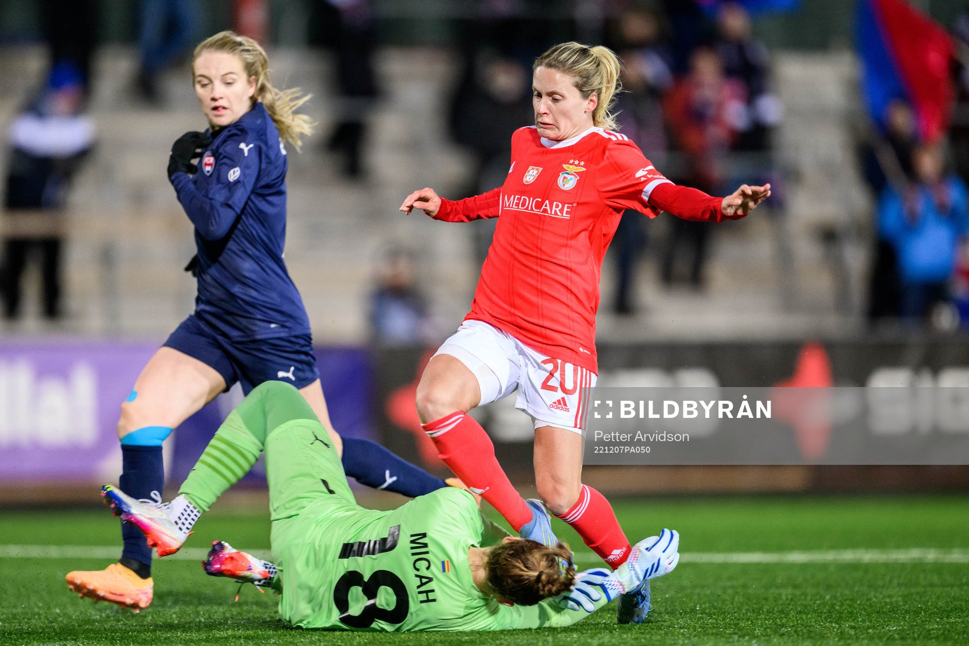 Cloé Lacasse of Benfica in a collision with goalkeeper