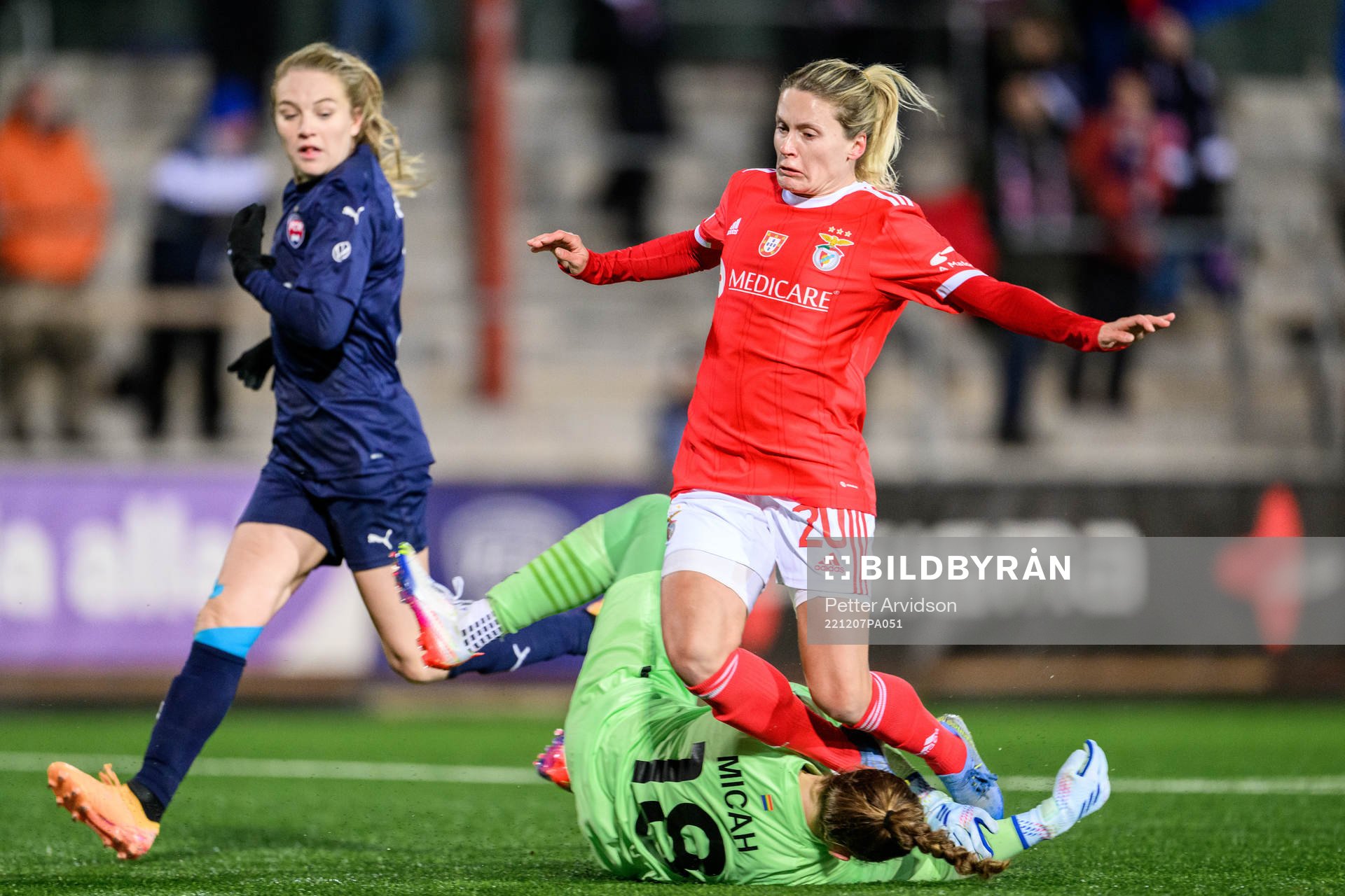 Cloé Lacasse of Benfica in a collision with goalkeeper