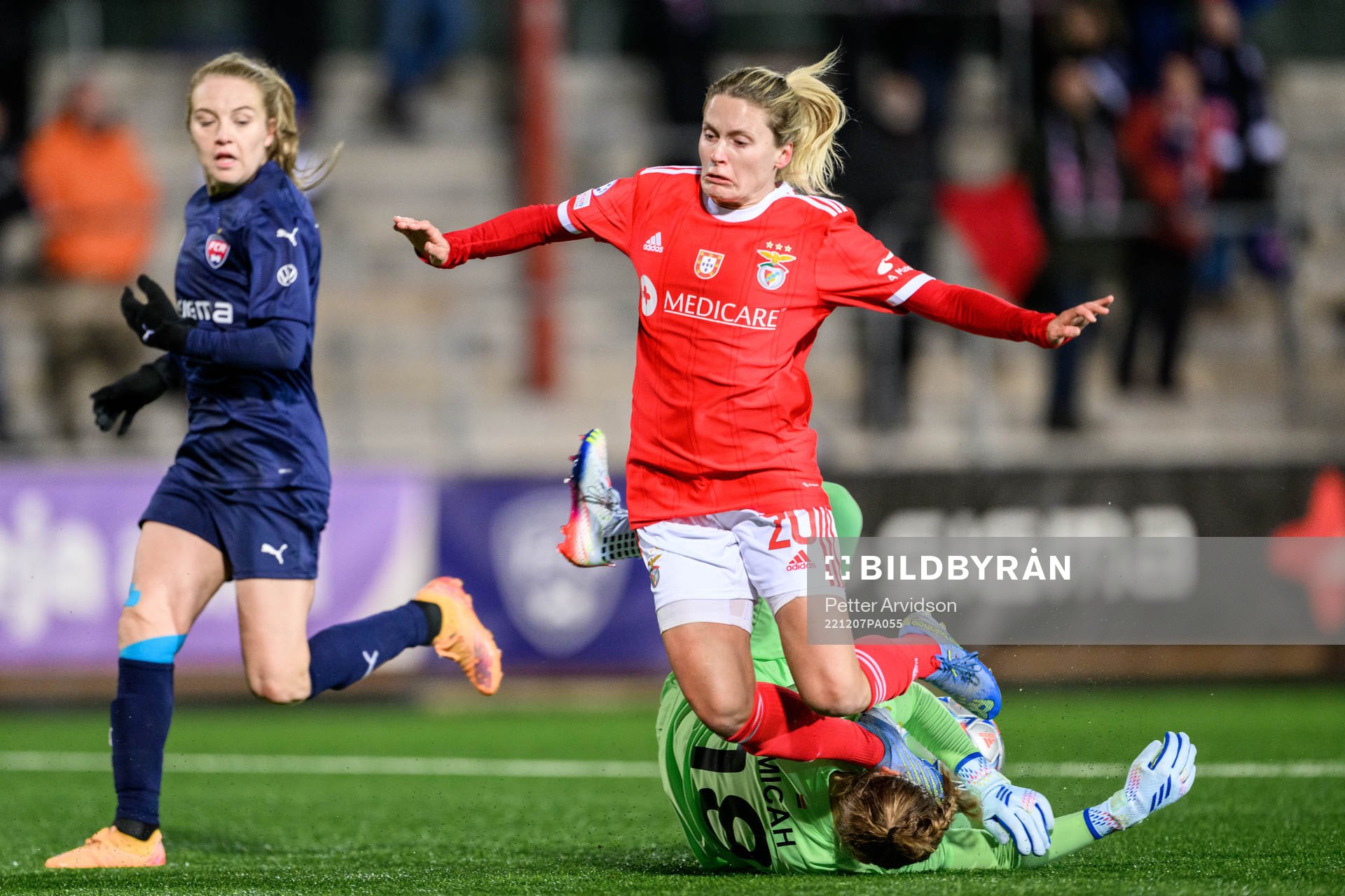Cloé Lacasse of Benfica in a collision with goalkeeper