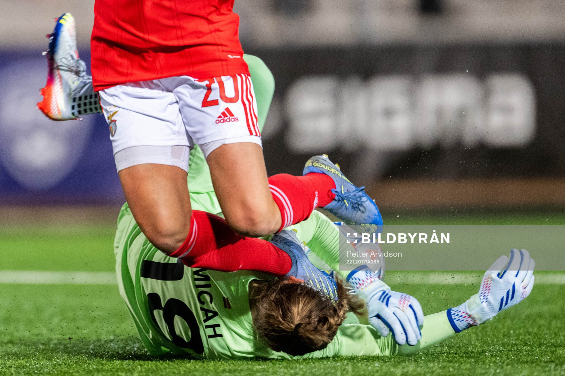 Cloé Lacasse of Benfica in a collision with goalkeeper