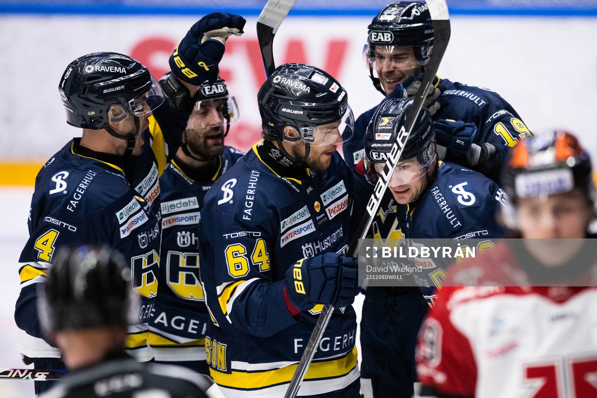 HV71s Mikkel Bödker jublar