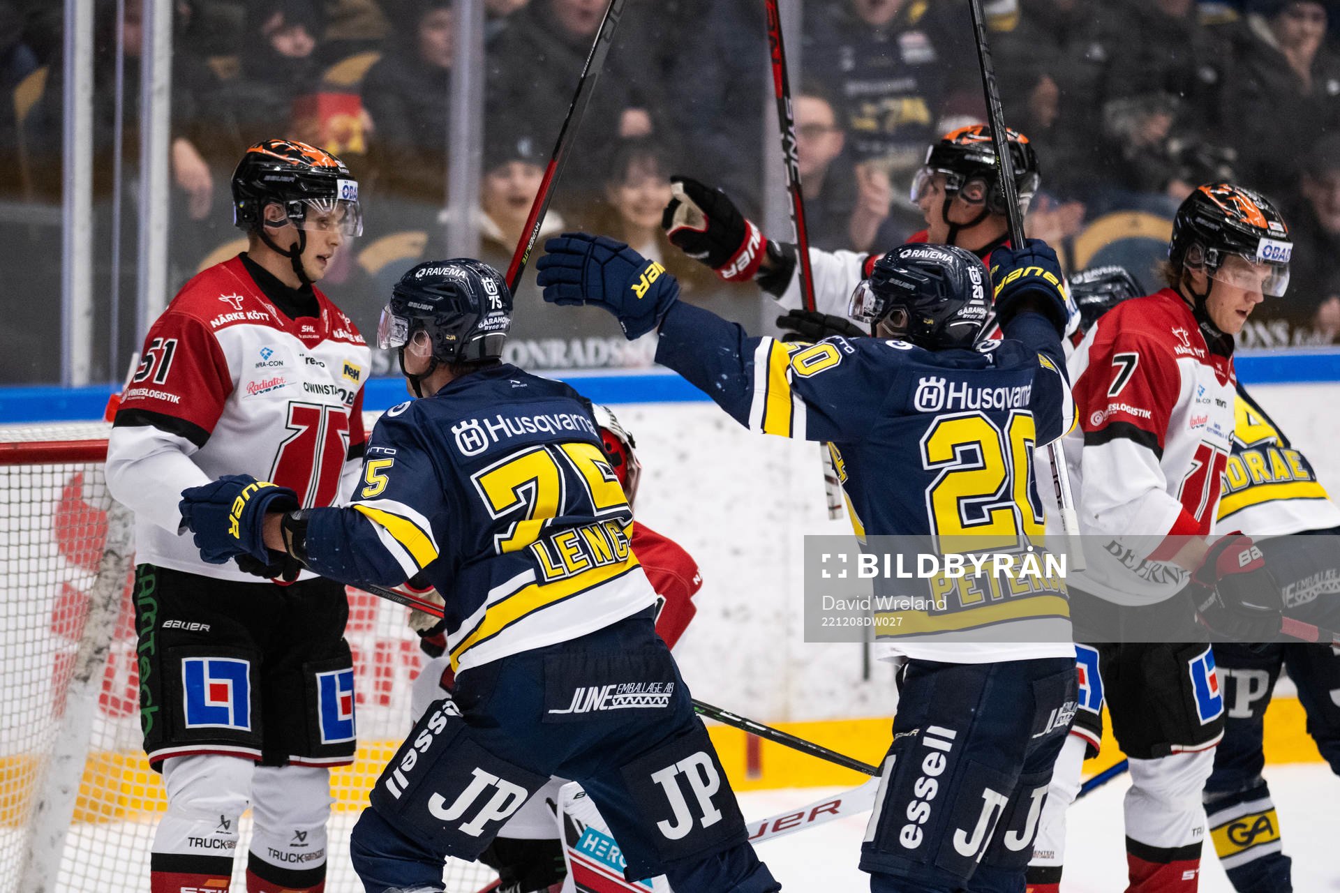 HV71s Radan Lenc och André Petersson jublar