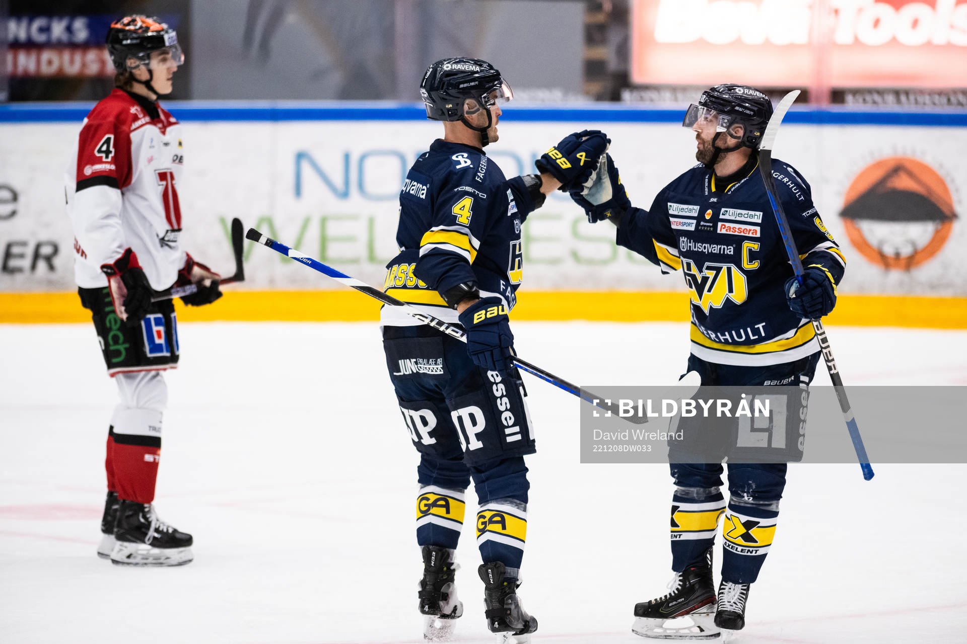 HV71s Niklas Hjalmarsson och Taylor Matson jublar