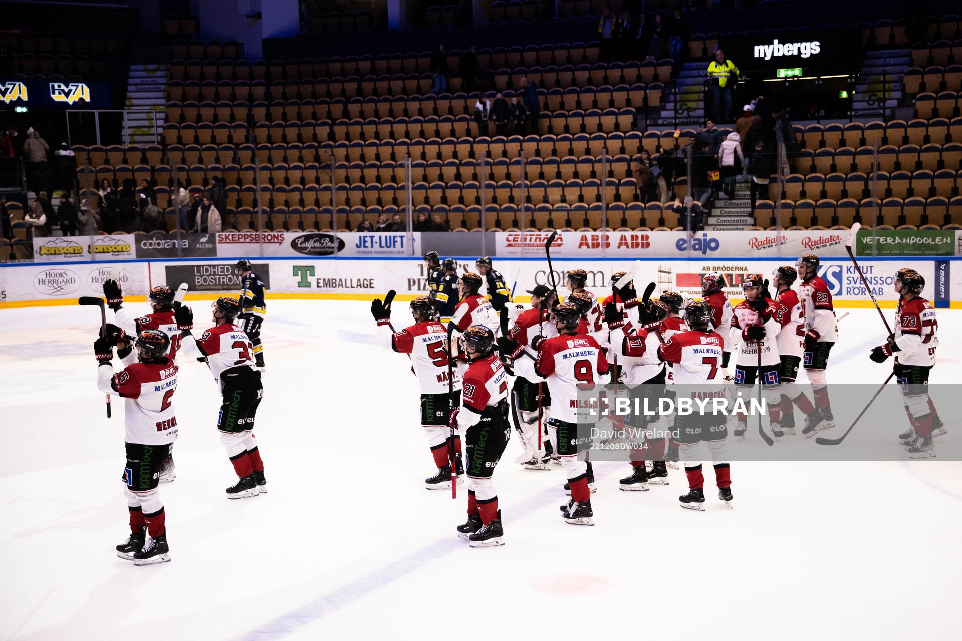 Örebros spelare tackar supportrarna