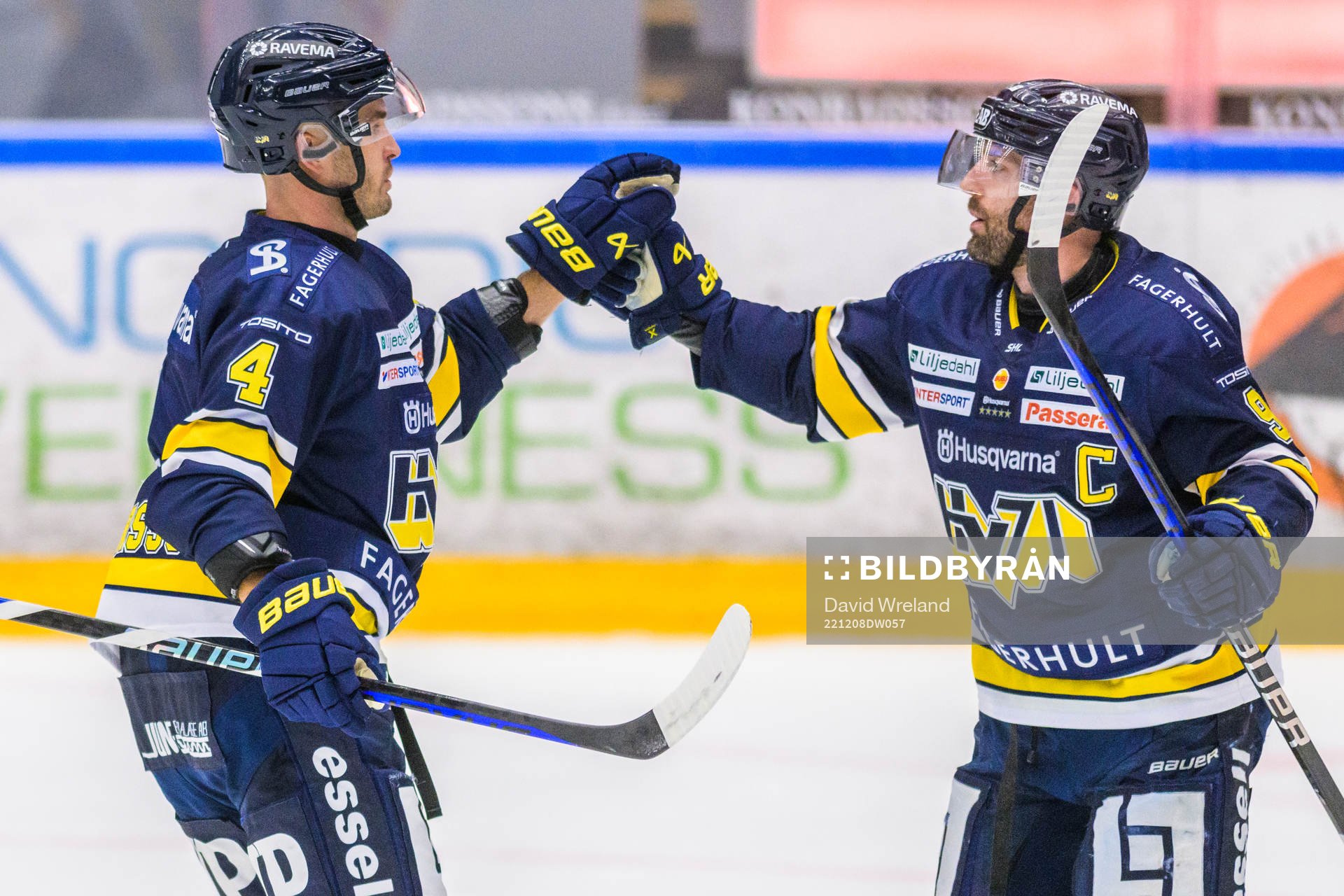 HV71s Niklas Hjalmarsson och Taylor Matson jublar