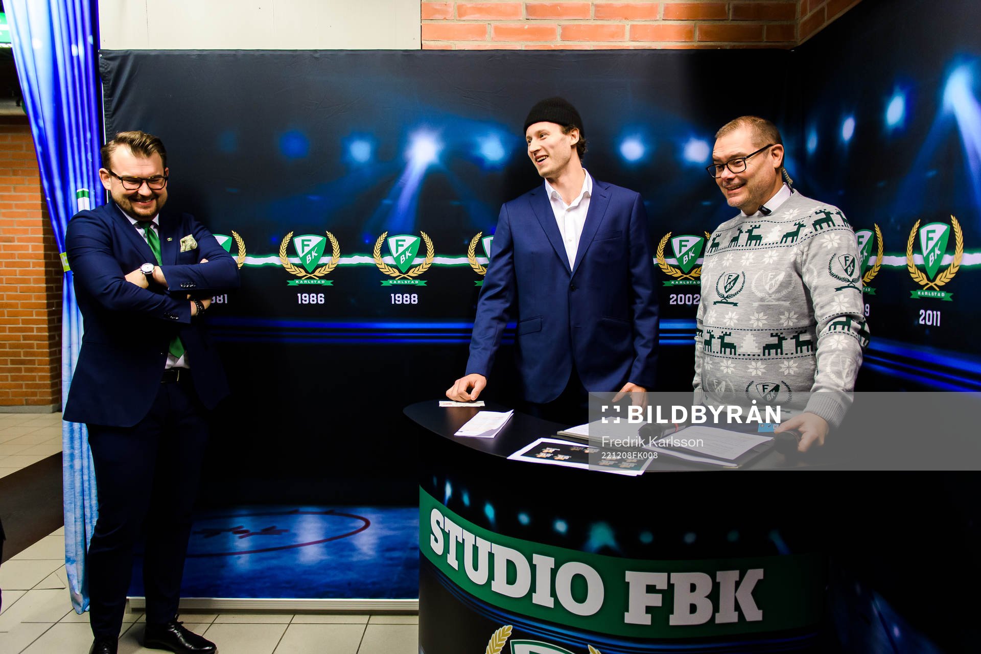 Färjestads nyförvärv Eric Engstrand blir intervjuad  av