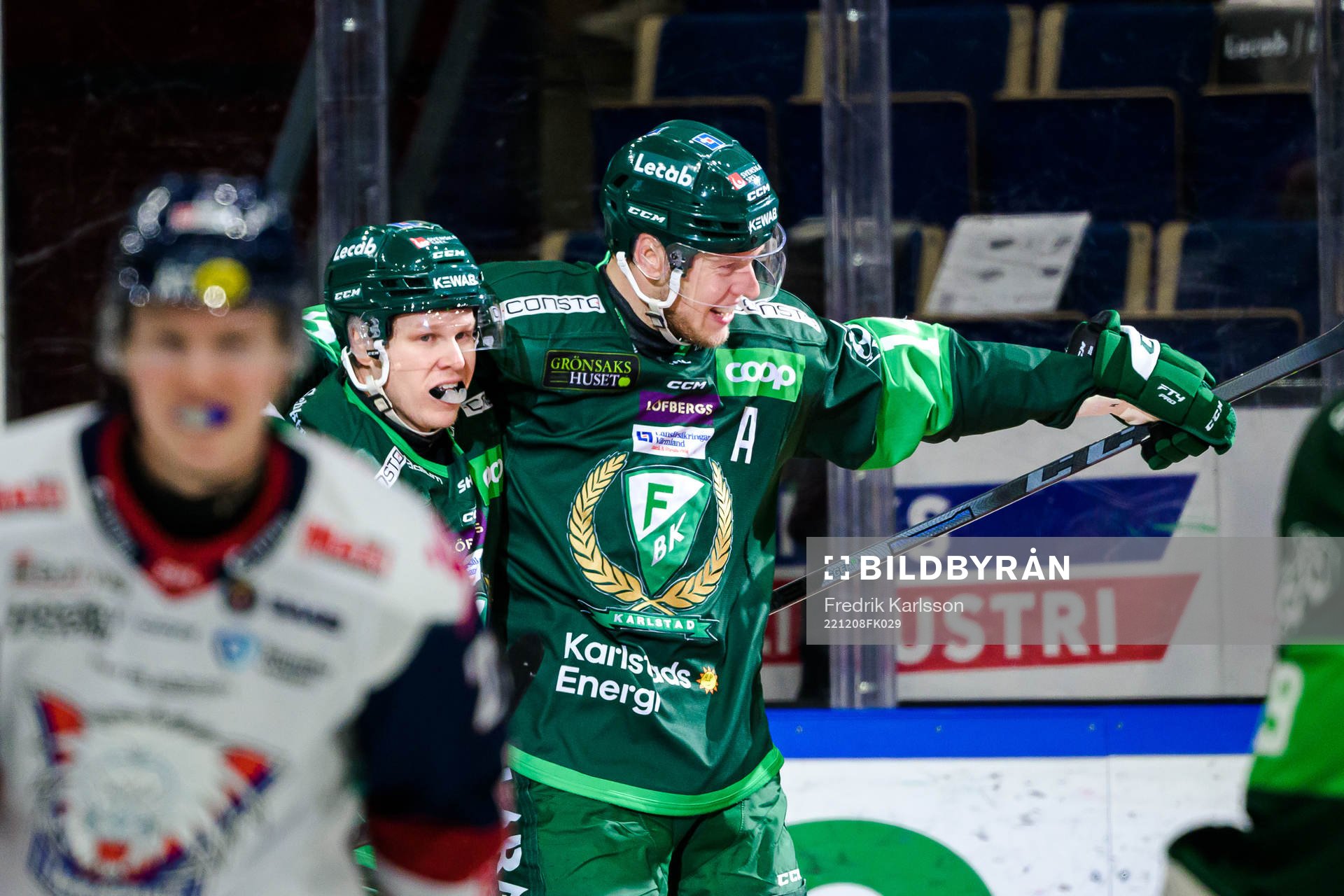 Färjestads Daniel Viksten och Victor Ejdsell jublar
