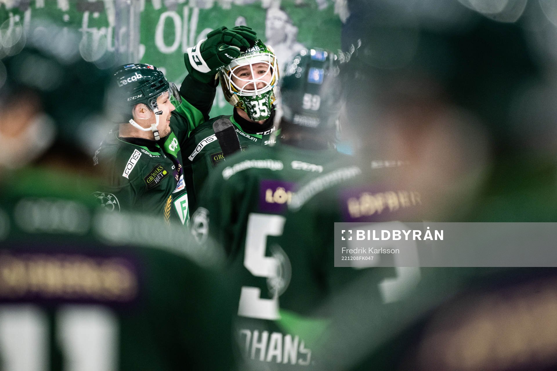 Färjestads Ville Pokka och målvakt Dennis Hildeby jublar