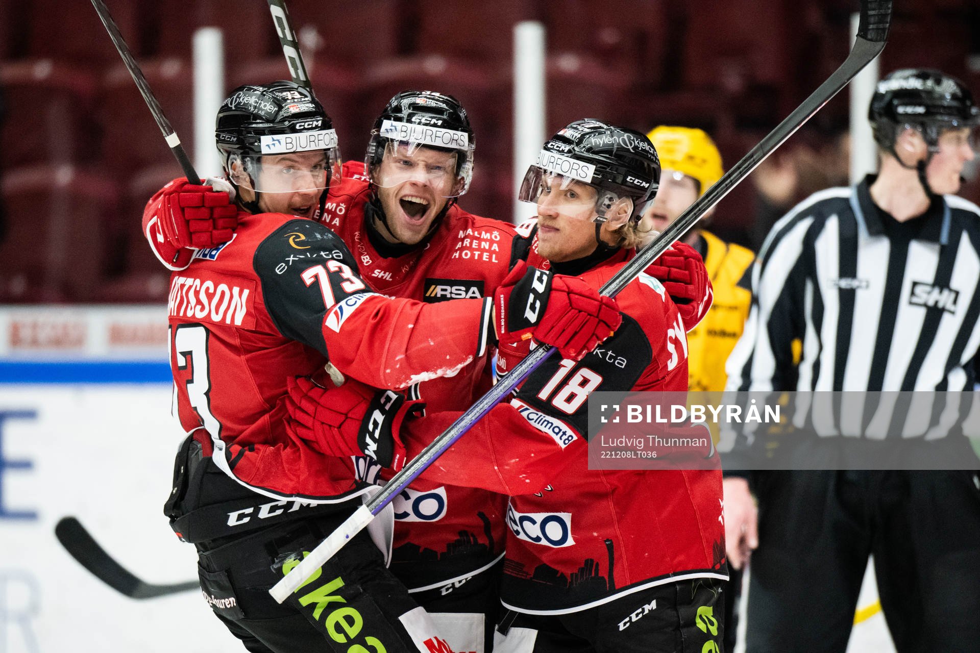 Malmö Redhawks Carl Söderberg och Marcus Sylvegård jublar