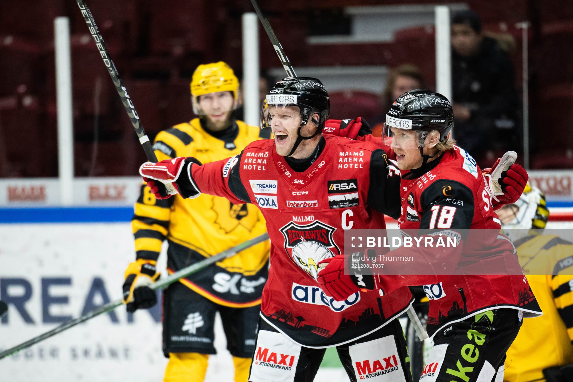 Malmö Redhawks Carl Söderberg och Marcus Sylvegård jublar