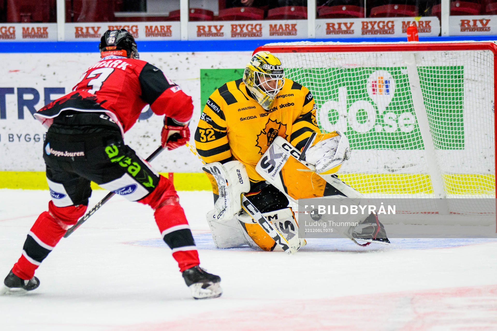 Malmö Redhawks Fredrik Händemark missar ett skott mot