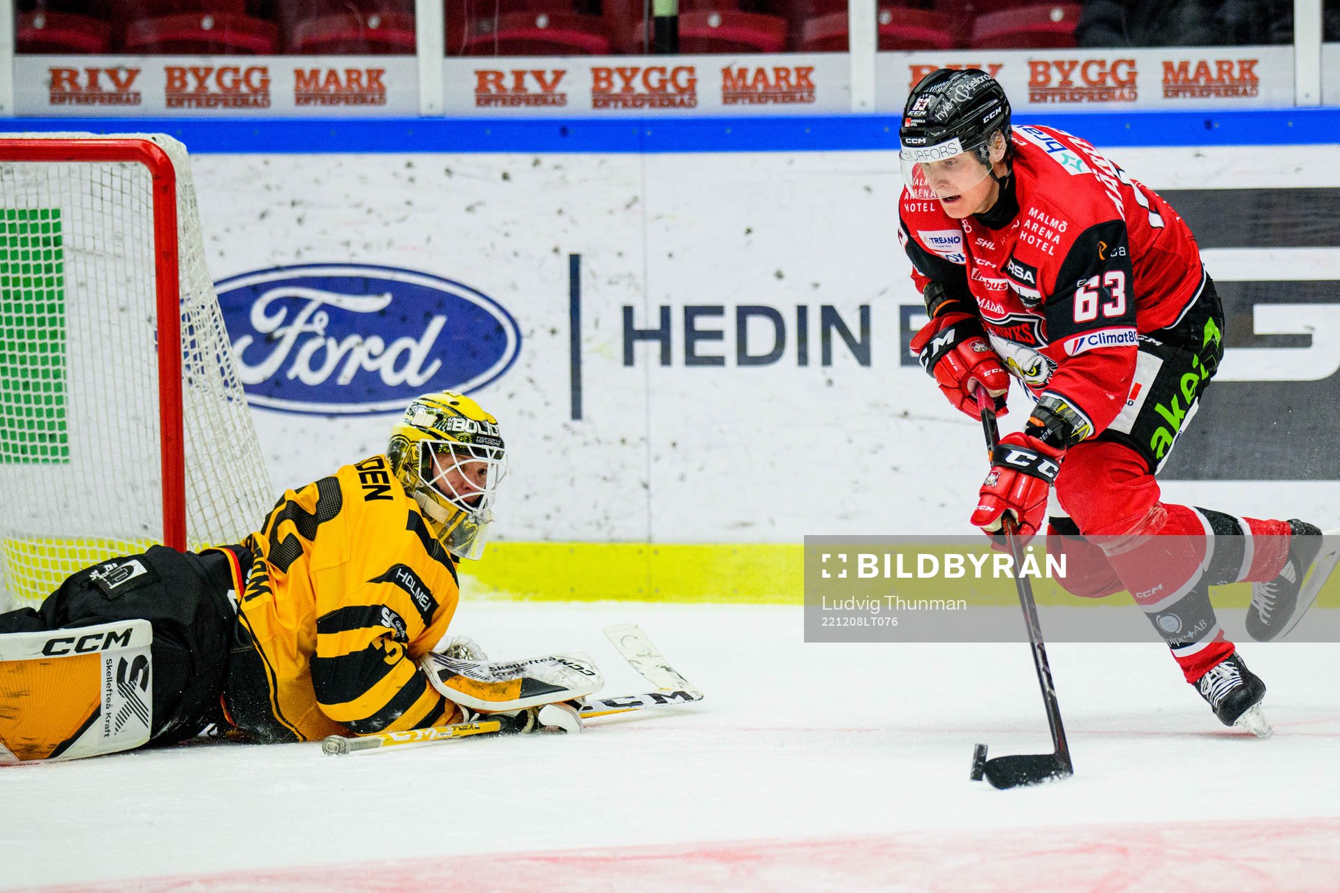 Malmö Redhawks Fredrik Händemark missar ett skott mot