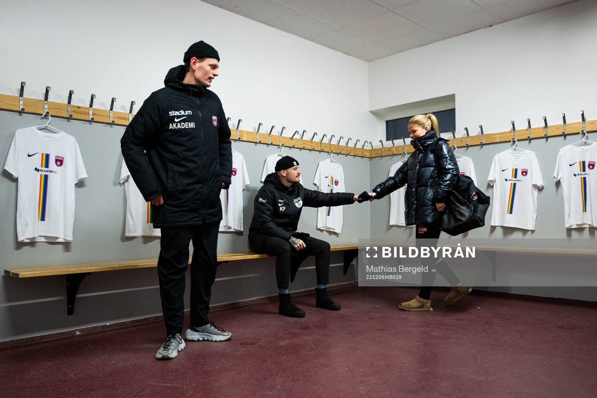 Spelare och Kristoffer Pilmalm i ett omklädningsrum med