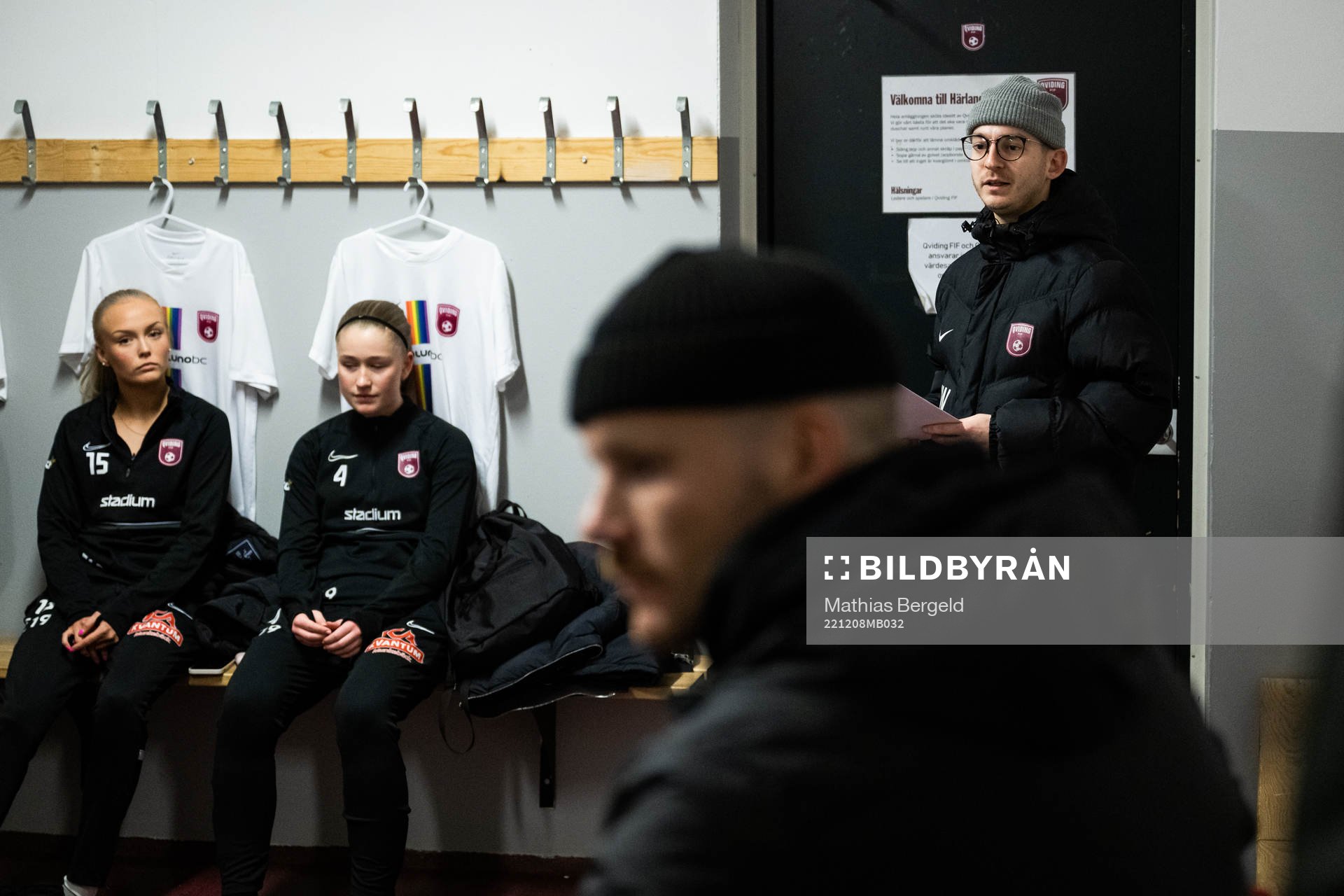 Jannik Brijani Winter pratar med spelare från akademin