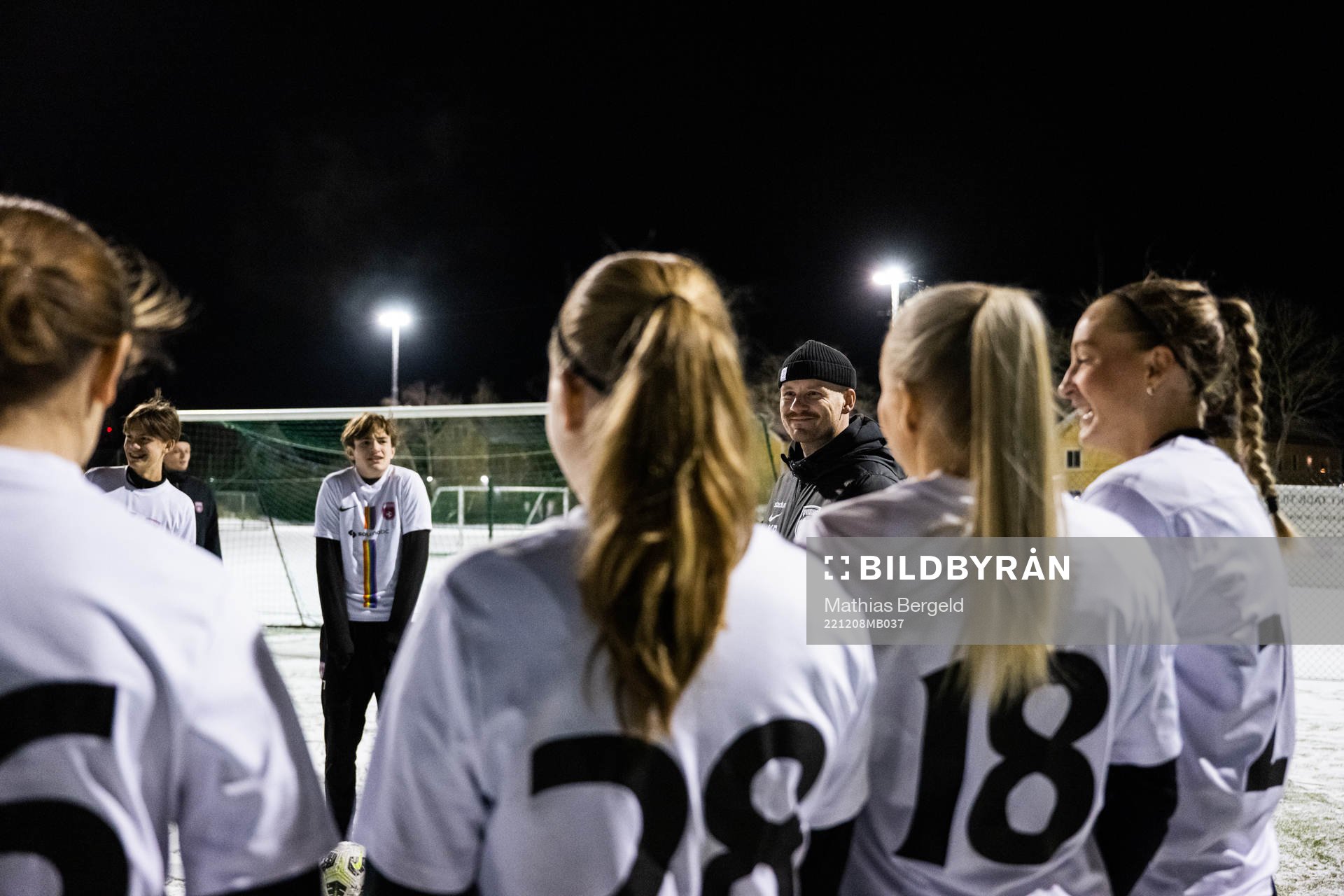 Kristoffer Pilmalm pratar med spelare från akademin