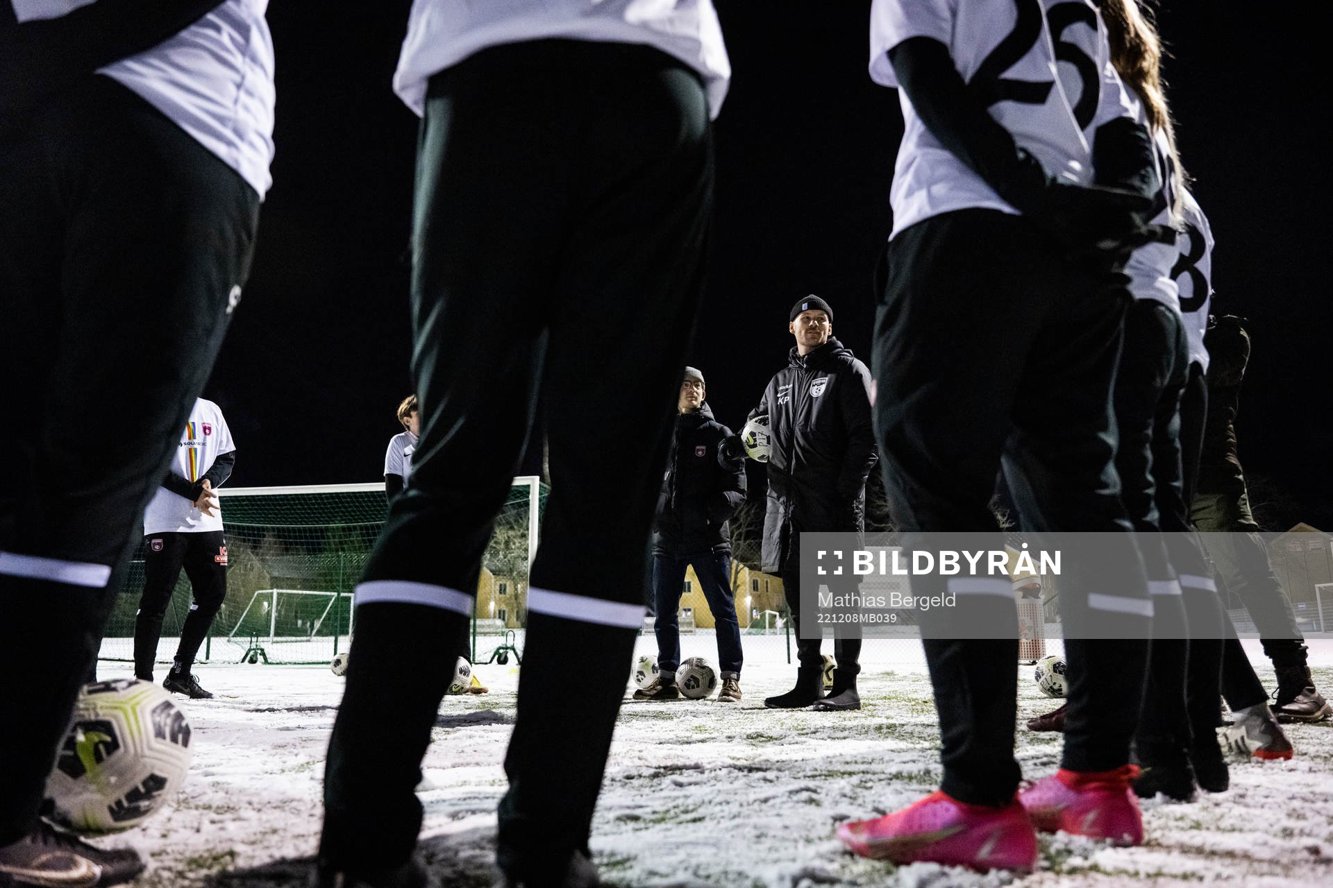 Kristoffer Pilmalm pratar med spelare från akademin under en fotografering med fotbollsföreningen Qviding den 8 december 2022 i Göteborg. 