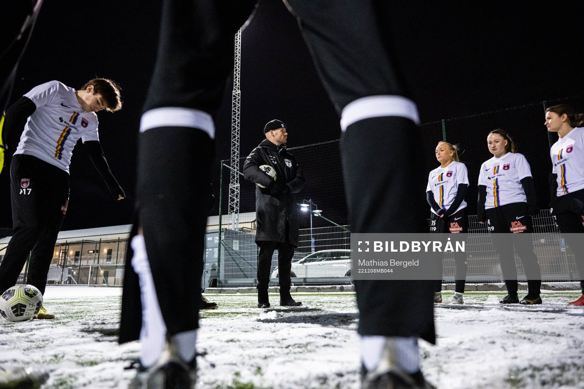 Kristoffer Pilmalm pratar med spelare från akademin under en fotografering med fotbollsföreningen Qviding den 8 december 2022 i Göteborg. 