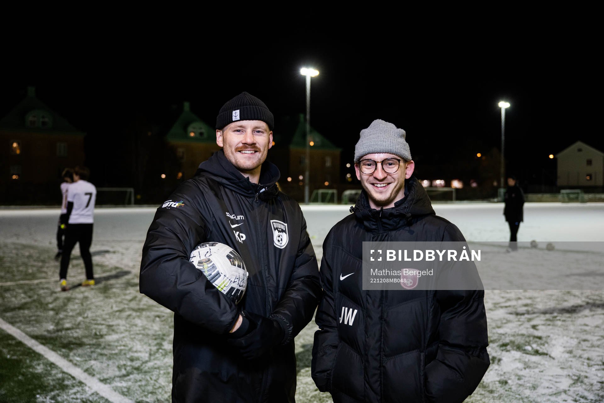 Kristoffer Pilmalm och Jannik Brijani Winter poserar för ett porträtt under en fotografering med fotbollsföreningen Qviding den 8 december 2022 i Göteborg.
