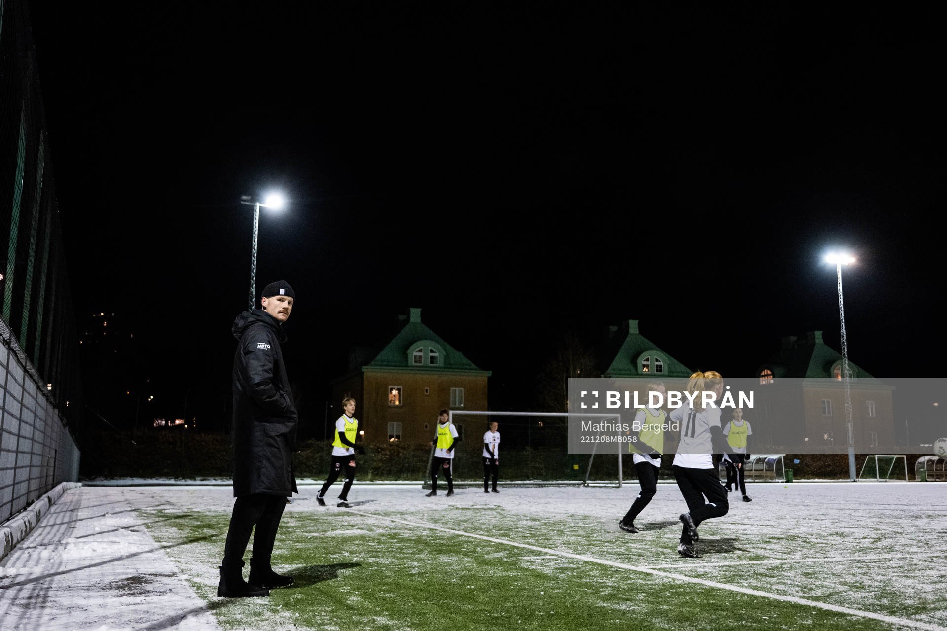 Kristoffer Pilmalm tittar på spelare från akademin
