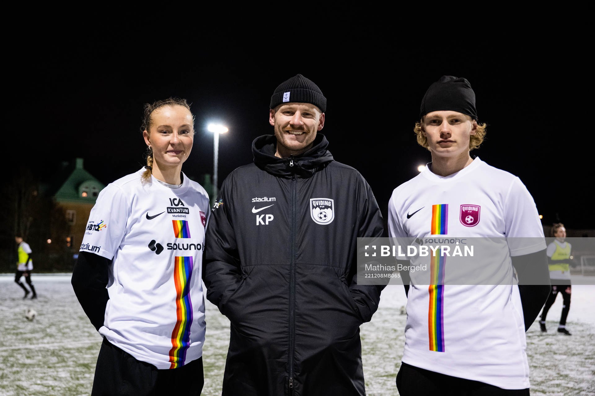 Stella Palm, Kristoffer Pilmalm och Leo Benjaminsson poserar för ett porträtt under en fotografering med fotbollsföreningen Qviding den 8 december 2022 i Göteborg.