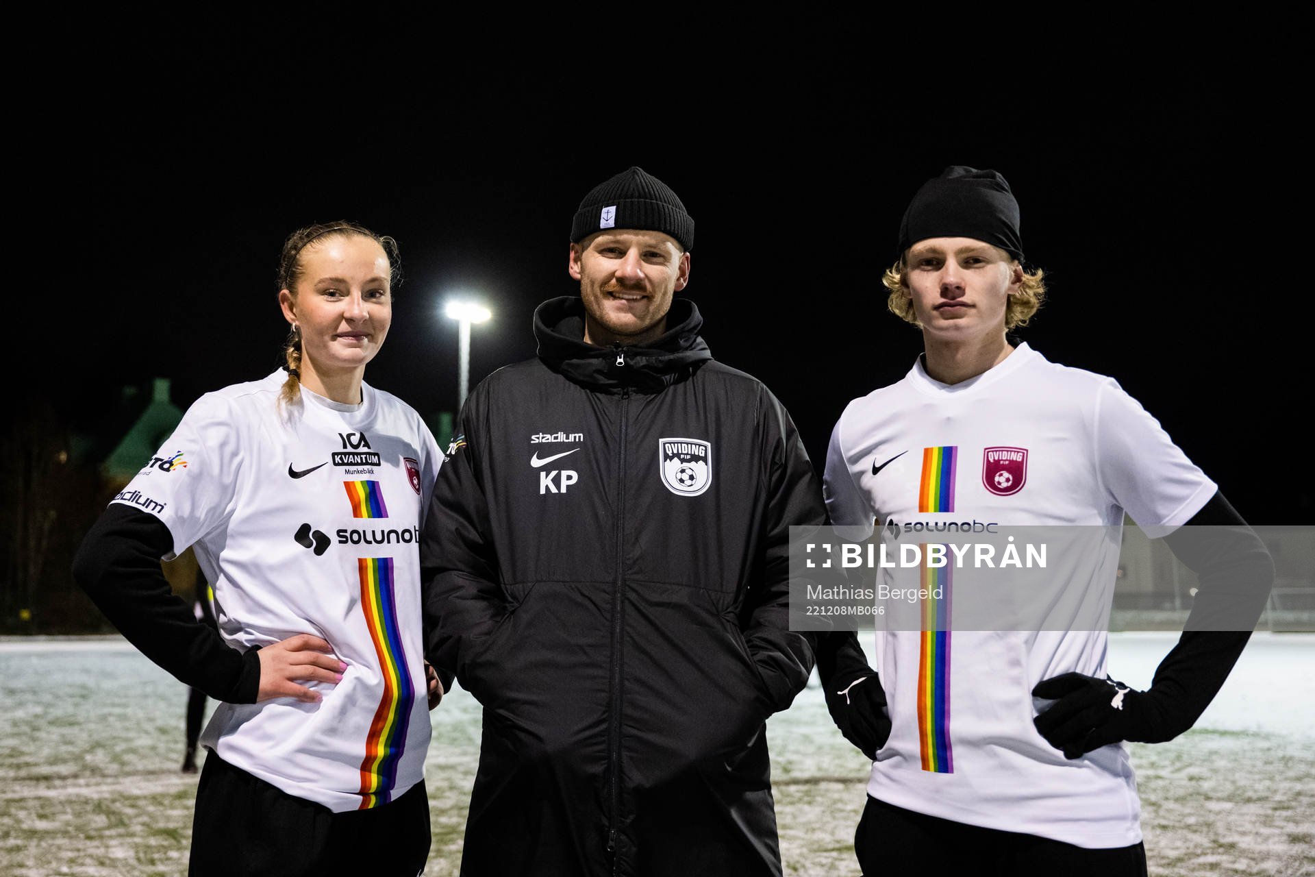 Stella Palm, Kristoffer Pilmalm och Leo Benjaminsson poserar för ett porträtt under en fotografering med fotbollsföreningen Qviding den 8 december 2022 i Göteborg. 