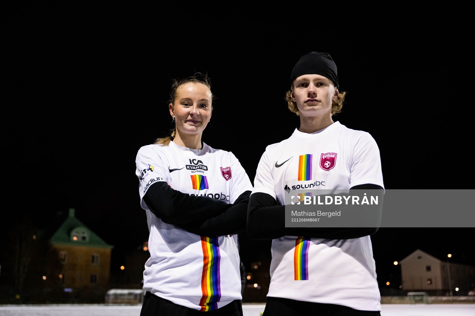 Stella Palm och Leo Benjaminsson poserar för ett porträtt under en fotografering med fotbollsföreningen Qviding den 8 december 2022 i Göteborg. 