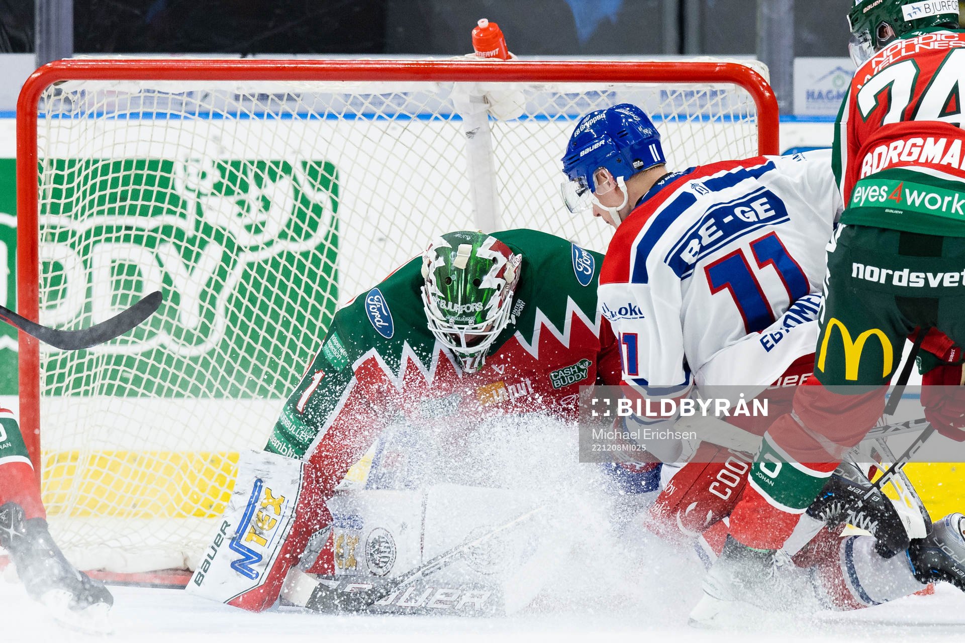 Frölundas målvakt Lars Johansson blockerar pucken