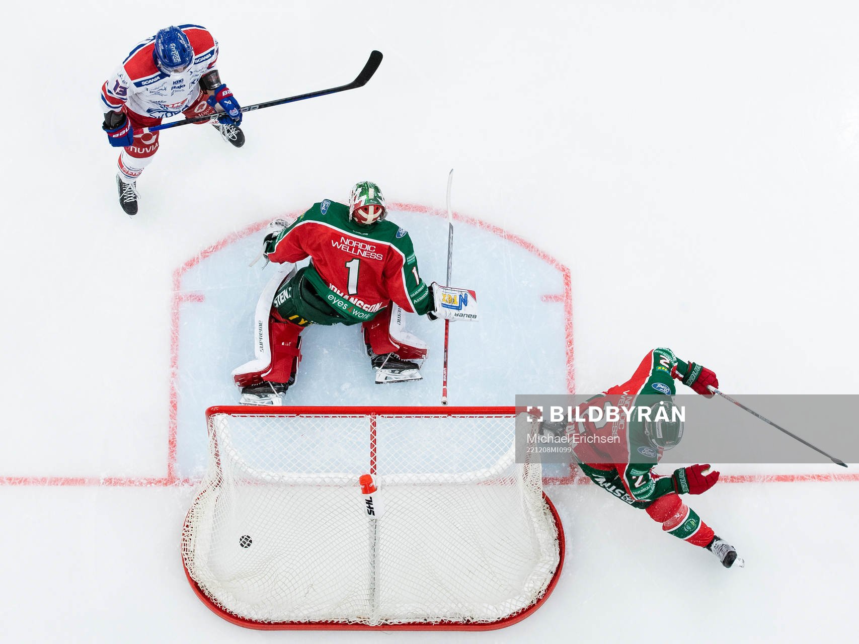 Oskarshamns Patrik Karlkvist (ej i bild) skjuter 3-3 förbi